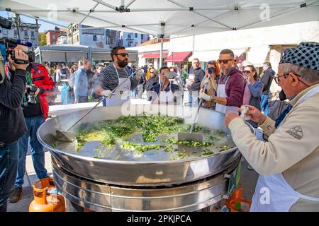 Pula, Kroatien. 08. April 2023. Anlässlich der Osterferien und des Heiligen Samstags wurde am 08. April 2023 in Pula (Kroatien) auf dem Stadtmarkt eine Frittata mit 1.500 Eiern und 10 Kilogramm Spargel zubereitet. Foto: Srecko Niketic/PIXSELL Guthaben: Pixsell/Alamy Live News Stockfoto