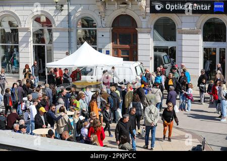 Pula, Kroatien. 08. April 2023. Anlässlich der Osterferien und des Heiligen Samstags wurde am 08. April 2023 in Pula (Kroatien) auf dem Stadtmarkt eine Frittata mit 1.500 Eiern und 10 Kilogramm Spargel zubereitet. Foto: Srecko Niketic/PIXSELL Guthaben: Pixsell/Alamy Live News Stockfoto