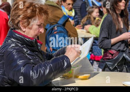 Pula, Kroatien. 08. April 2023. Anlässlich der Osterferien und des Heiligen Samstags wurde am 08. April 2023 in Pula (Kroatien) auf dem Stadtmarkt eine Frittata mit 1.500 Eiern und 10 Kilogramm Spargel zubereitet. Foto: Srecko Niketic/PIXSELL Guthaben: Pixsell/Alamy Live News Stockfoto