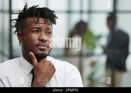 Porträt Afroamerikanischer Single-Junggeselle männlich. Das Konzept des erfolgreichen Millennial Well Being Person Stockfoto