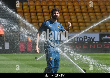 Wolverhampton, Großbritannien. 08. April 2023. 8. April 2023; Molineux Stadium, Wolverhampton, West Midlands, England; Premier League Football, Wolverhampton Wanderers gegen Chelsea; Diego Costa of Wolves vermeidet die Sprinkler vor dem Warm-Up Credit: Action Plus Sports Images/Alamy Live News Stockfoto