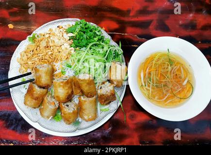 Hanoi, Vietnam. 27. Februar 2023. Vietnamesische Frühlingsrollen (Nem ran Ha Noi) sind auf einem Teller. Kredit: Alexandra Schuler/dpa/Alamy Live News Stockfoto