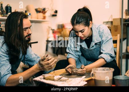 Potter macht Tonkrug auf Töpferrad-Kreis in der Werkstatt Stockfoto