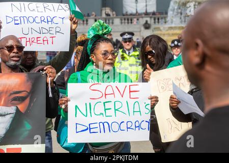 London, England, Großbritannien. 8. April 2023. Mitglieder der nigerianischen Diaspora in London demonstrieren auf dem Trafalgar Square gegen die Wahlergebnisse in ihrem Land und fordern die Annullierung der Ergebnisse. (Kreditbild: © Tayfun Salci/ZUMA Press Wire) NUR REDAKTIONELLE VERWENDUNG! Nicht für den kommerziellen GEBRAUCH! Kredit: ZUMA Press, Inc./Alamy Live News Stockfoto