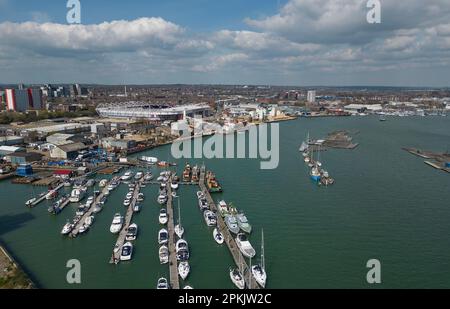 Southampton, Großbritannien. 8. April 2023. Ein allgemeiner Blick auf das Stadion mit dem Fluss Itchen vor dem Spiel der Premier League im St. Mary's Stadium, Southampton. Das Bild sollte lauten: Paul Terry/Sportimage Credit: Sportimage/Alamy Live News Stockfoto