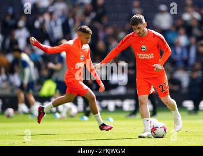 Billy Gilmour von Brighton und Hove Albion (rechts) bereitet sich vor dem Spiel der Premier League im Tottenham Hotspur Stadium in London auf. Foto: Samstag, 8. April 2023. Stockfoto