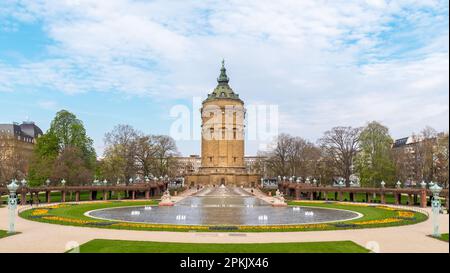 Wasserturm in Mannheim. Mannheim ist 2023 BUGA-Stadt. Vom 14. April bis 08. Oktober 2023 findet die Federal Garden Show in Mannheim statt. Stockfoto