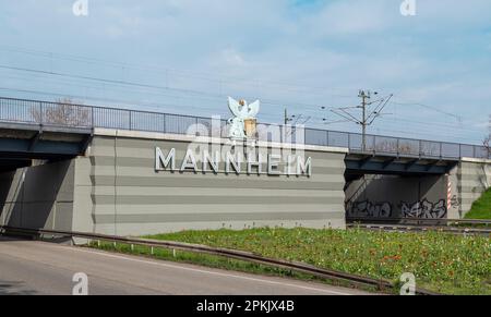 Mannheim, Deutschland - 04.08.2023: Stadteingang Mannheim. Die Universitätsstadt Mannheim befindet sich im Verwaltungsbezirk Karlsruhe. Stockfoto