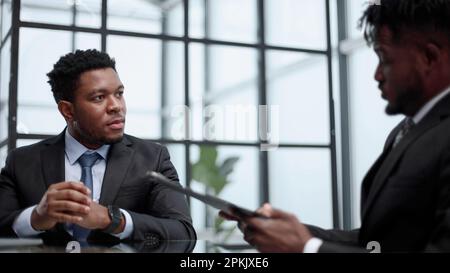Zwei Afroamerikaner unterzeichneten ein Kooperationsabkommen. Stockfoto