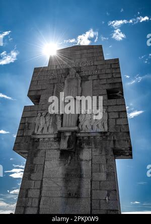 Sonne hinter Monument Aux Bretons De La France Libre in Pointe De Penhir an der Finistere Atlantikküste in der Bretagne, Frankreich Stockfoto