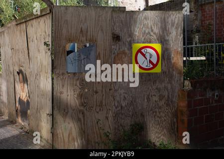 23.07.2018. Ostende, Belgien. Ein Schild, das die Leute darauf hinweist, nicht in Ostende zu urinieren. Kredit: Ant Palmer/Alamy Stockfoto