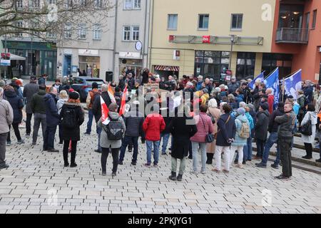 Jena, Deutschland. 08. April 2023. Teilnehmer eines ostermarsches stehen mit Flaggen und Bannern während einer Kundgebung im Holzmarkt. Im Jahr 2023 fanden auch zahlreiche Ostermärsche in ganz Deutschland unter dem Eindruck von Russlands Krieg gegen die Ukraine statt. Kredit: Bodo Schackow/dpa/Alamy Live News Stockfoto