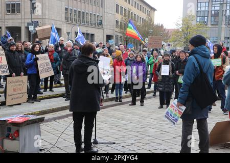 Jena, Deutschland. 08. April 2023. Teilnehmer eines ostermarsches stehen mit Flaggen und Bannern während einer Kundgebung im Holzmarkt. Im Jahr 2023 fanden auch zahlreiche Ostermärsche in ganz Deutschland unter dem Eindruck von Russlands Krieg gegen die Ukraine statt. Kredit: Bodo Schackow/dpa/Alamy Live News Stockfoto