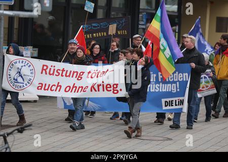 Jena, Deutschland. 08. April 2023. „Rüstung tötet auch ohne Krieg“ steht auf einem Banner der Teilnehmer eines ostermarsches durch das Stadtzentrum. Im Jahr 2023 wurden in ganz Deutschland zahlreiche Ostermärsche unter dem Eindruck von Russlands Krieg gegen die Ukraine abgehalten. Kredit: Bodo Schackow/dpa/Alamy Live News Stockfoto