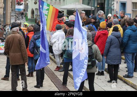 Jena, Deutschland. 08. April 2023. Teilnehmer eines ostermarsches stehen mit Flaggen und Bannern während einer Kundgebung im Holzmarkt. Im Jahr 2023 fanden auch zahlreiche Ostermärsche in ganz Deutschland unter dem Eindruck von Russlands Krieg gegen die Ukraine statt. Kredit: Bodo Schackow/dpa/Alamy Live News Stockfoto