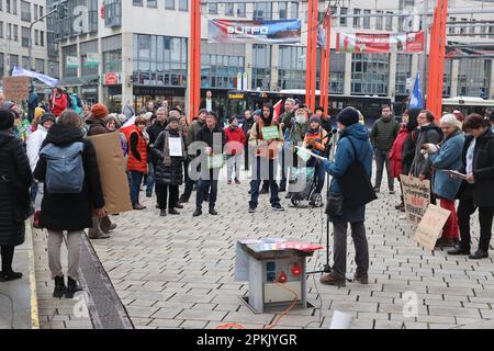 Jena, Deutschland. 08. April 2023. Teilnehmer eines ostermarsches stehen mit Flaggen und Bannern während einer Kundgebung im Holzmarkt. Im Jahr 2023 fanden auch zahlreiche Ostermärsche in ganz Deutschland unter dem Eindruck von Russlands Krieg gegen die Ukraine statt. Kredit: Bodo Schackow/dpa/Alamy Live News Stockfoto