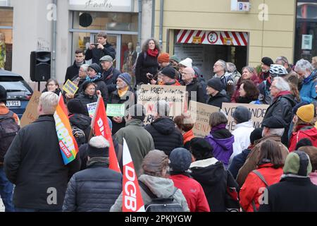 Jena, Deutschland. 08. April 2023. Teilnehmer eines ostermarsches stehen mit Flaggen und Bannern während einer Kundgebung im Holzmarkt. Im Jahr 2023 fanden auch zahlreiche Ostermärsche in ganz Deutschland unter dem Eindruck von Russlands Krieg gegen die Ukraine statt. Kredit: Bodo Schackow/dpa/Alamy Live News Stockfoto