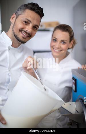 Arbeiter mit Zapfen und Eis an der Theke im Salon Stockfoto