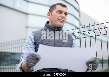 Landschaftsgärtner planen Außenprojekt Stockfoto