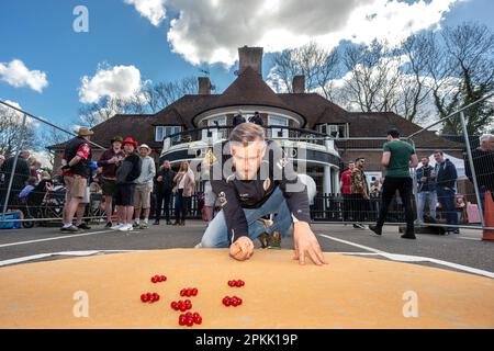 Tinsley Green, April 7. 2023: Die alljährliche Marbles World Championship findet im Greyhound Pub in Tinsley Green in der Nähe des Flughafens Gatwick statt. Hier, Ch Stockfoto