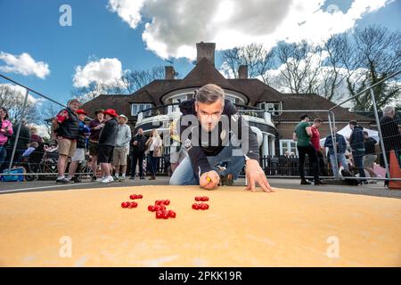 Tinsley Green, April 7. 2023: Die alljährliche Marbles World Championship findet im Greyhound Pub in Tinsley Green in der Nähe des Flughafens Gatwick statt. Hier, Ch Stockfoto