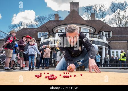 Tinsley Green, April 7. 2023: Die alljährliche Marbles World Championship findet im Greyhound Pub in Tinsley Green in der Nähe des Flughafens Gatwick statt. Hier, Ch Stockfoto