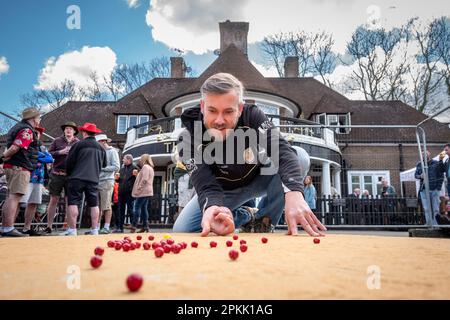 Tinsley Green, April 7. 2023: Die alljährliche Marbles World Championship findet im Greyhound Pub in Tinsley Green in der Nähe des Flughafens Gatwick statt. Hier, Ch Stockfoto