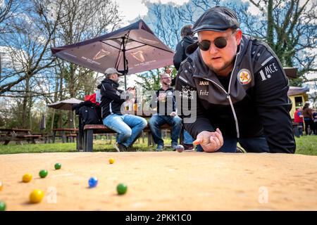 Tinsley Green, April 7. 2023: Die alljährliche Marbles World Championship findet im Greyhound Pub in Tinsley Green in der Nähe des Flughafens Gatwick statt. Hier, Dr. Stockfoto