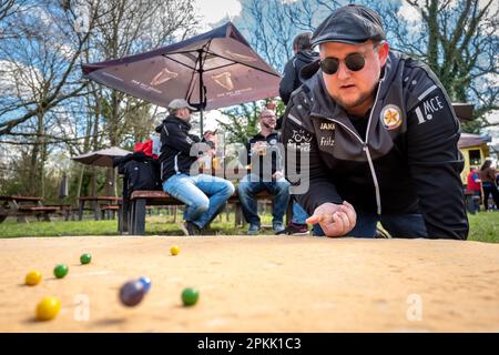 Tinsley Green, April 7. 2023: Die alljährliche Marbles World Championship findet im Greyhound Pub in Tinsley Green in der Nähe des Flughafens Gatwick statt. Hier, Dr. Stockfoto