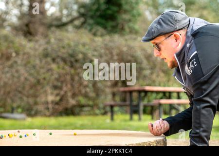 Tinsley Green, April 7. 2023: Die alljährliche Marbles World Championship findet im Greyhound Pub in Tinsley Green in der Nähe des Flughafens Gatwick statt. Hier, Dr. Stockfoto