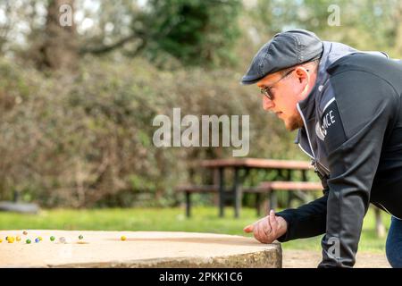 Tinsley Green, April 7. 2023: Die alljährliche Marbles World Championship findet im Greyhound Pub in Tinsley Green in der Nähe des Flughafens Gatwick statt. Hier, Dr. Stockfoto