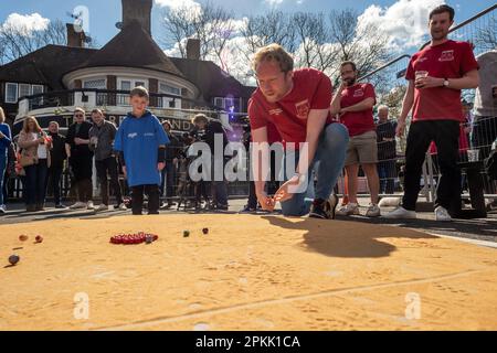 Tinsley Green, April 7. 2023: Die alljährliche Marbles World Championship findet im Greyhound Pub in Tinsley Green in der Nähe des Flughafens Gatwick statt. Der Trad Stockfoto