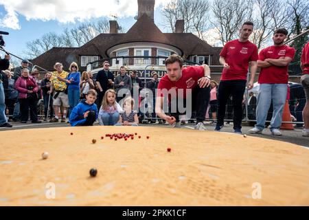 Tinsley Green, April 7. 2023: Die alljährliche Marbles World Championship findet im Greyhound Pub in Tinsley Green in der Nähe des Flughafens Gatwick statt. Der Trad Stockfoto