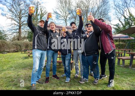 Tinsley Green, April 7. 2023: Die alljährliche Marbles World Championship findet im Greyhound Pub in Tinsley Green in der Nähe des Flughafens Gatwick statt. Hier ist es Stockfoto