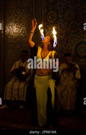 Eine feuerfressende Bauchtänzerin tritt in Fès Marokko auf Stockfoto