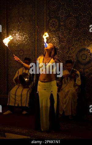 Eine feuerfressende Bauchtänzerin tritt in Fès Marokko auf Stockfoto