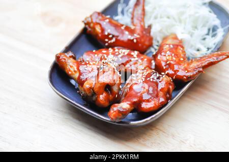 Gegrilltes Hähnchen, gegrilltes Hähnchen mit koreanischer Sauce oder koreanisches Hähnchen mit Gemüse Stockfoto