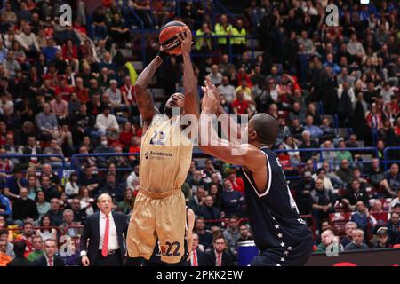 Mailand, Italien. 07. April 2023. Italien, Mailand, 7 2023. april: Cory Higgins (Barcelona Guard) erzielt 2 Punkte in der Farbe im 3. Quartal während des Basketballspiels EA7 Emporio Armani Mailand gegen FC Barcelona, EuroLeague 2022-2023 round33 (Foto: Fabrizio Andrea Bertani/Pacific Press) Credit: Pacific Press Media Production Corp./Alamy Live News Stockfoto