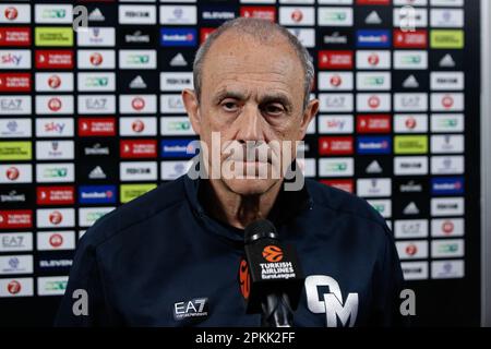 Mailand, Italien. 07. April 2023. Italien, Mailand, 7 2023. april: Ettore Messina (Cheftrainer von Armani) EuroLeague-Vorspiel-Interview während des Basketballspiels EA7 Emporio Armani Milan vs FC Barcelona, EuroLeague 2022-2023 round33 (Foto: Fabrizio Andrea Bertani/Pacific Press) Kredit: Pacific Press Media Production Corp./Alamy Live News Stockfoto