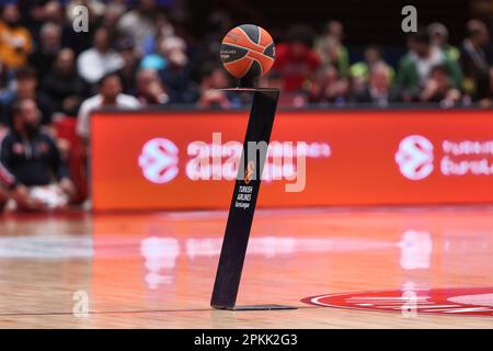 Mailand, Italien. 07. April 2023. Italien, Mailand, 7 2023. april: Offizieller Ball der EuroLeague 2022-2023, der während des Basketballspiels EA7 Emporio Armani Mailand gegen den FC Barcelona auf die Spielpräsentation wartet, EuroLeague 2022-2023 round33 (Foto: Fabrizio Andrea Bertani/Pacific Press) Kredit: Pacific Press Media Production Corp./Alamy Live News Stockfoto