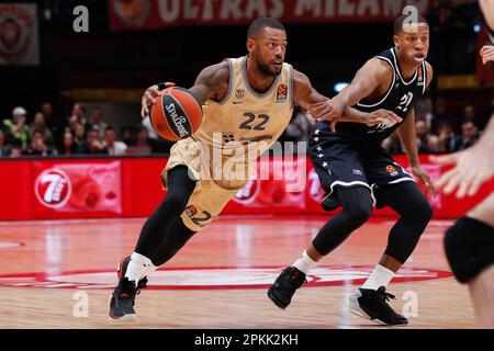 Mailand, Italien. 07. April 2023. Italien, Mailand, 7 2023. april: Cory Higgins (Barcelona Guard) greift während des Basketballspiels EA7 Emporio Armani Mailand gegen FC Barcelona im 1. Quartal den Korb an, EuroLeague 2022-2023 round33 (Foto: Fabrizio Andrea Bertani/Pacific Press) Kredit: Pacific Press Media Production Corp./Alamy Live News Stockfoto