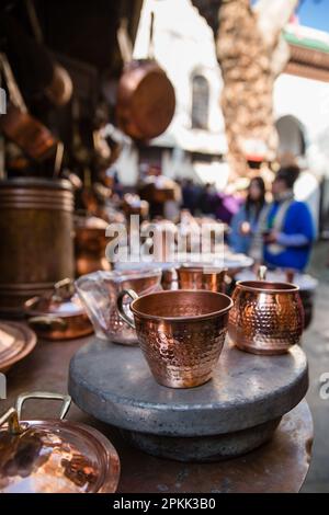 Kupferwaren auf einem Souk in Fez Medina Marokko ausgestellt Stockfoto