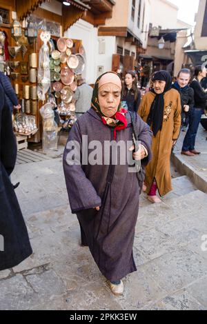 Eine traditionell gekleidete marokkanische Frau geht durch Fez Medina Stockfoto