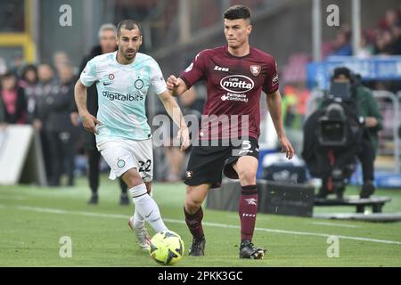 Salerno, Italien. 7. April 2023. Flavius Daniliuc von US Salernitana tritt am 07. April 2023 im Arechi Stadium in Salerno, italien, beim Spiel der Serie A zwischen US Salernitana 1919 und FC Internazionale um den Ball an. (Kreditbild: © Agostino Gemito/Pacific Press via ZUMA Press Wire) NUR REDAKTIONELLE VERWENDUNG! Nicht für den kommerziellen GEBRAUCH! Kredit: ZUMA Press, Inc./Alamy Live News Stockfoto