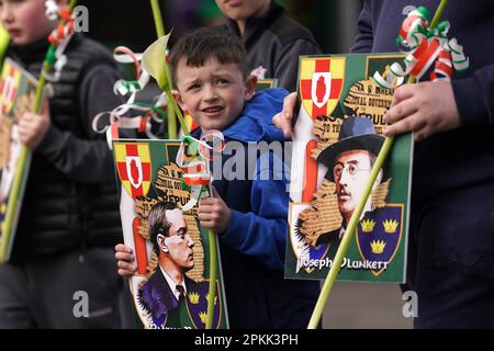 Leute während einer Osterfeierparade in Belfast. Die Republikaner veranstalten jährlich Osterparaden auf der Insel Irland, um dem Osteraufstand 1916 in Dublin gegen die britische Herrschaft zu gedenken. Foto: Samstag, 8. April 2023. Stockfoto