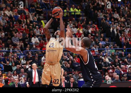 Mailand, Italien, Italien. 7. April 2023. Italien, Mailand, 7 2023. april: Cory Higgins (Garde von Barcelona) erzielt 2 Punkte in der Farbe im 3. Quartal während des Basketballspiels EA7 Emporio Armani Mailand gegen FC Barcelona, EuroLeague 2022-2023 round33 (Kreditbild: © Fabrizio Bertani/Pacific Press via ZUMA Press Wire) NUR REDAKTIONELLE VERWENDUNG! Nicht für den kommerziellen GEBRAUCH! Kredit: ZUMA Press, Inc./Alamy Live News Stockfoto