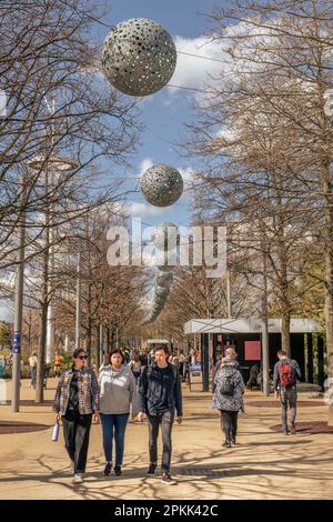 Im Queen Elizabeth Olympic Park in Stratford, London, genießen Besucher die Frühlingssonne. Stockfoto