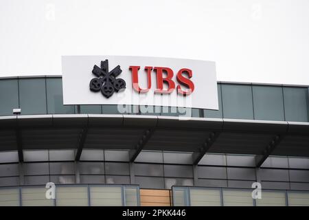 Stamford, CT - 7. April 2023 : UBS-Banklogo auf einem städtischen Bürogebäude in Connecticut, USA Stockfoto