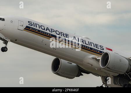 Zürich, Schweiz, 2. Januar 2023 die Boeing 777 von Singapore Airlines startet von der Start- und Landebahn 16 Stockfoto