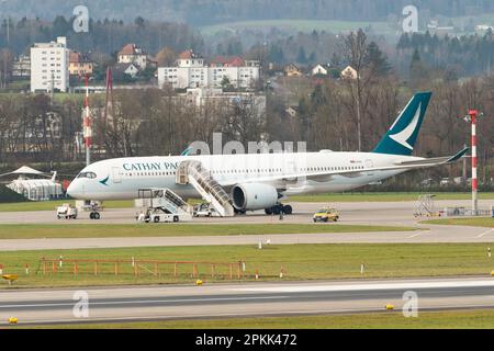 Zürich, Schweiz, 2. Januar 2023 Cathay Pacific Airbus A350-Flugzeuge parken auf dem Vorfeld Stockfoto